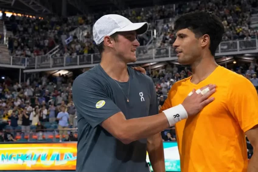 Alcaraz domine Fonseca et file au 3e tour à Miami