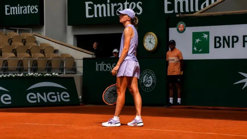 Iga Swiatek bat Magda Linette et file en 16es à Roland-Garros