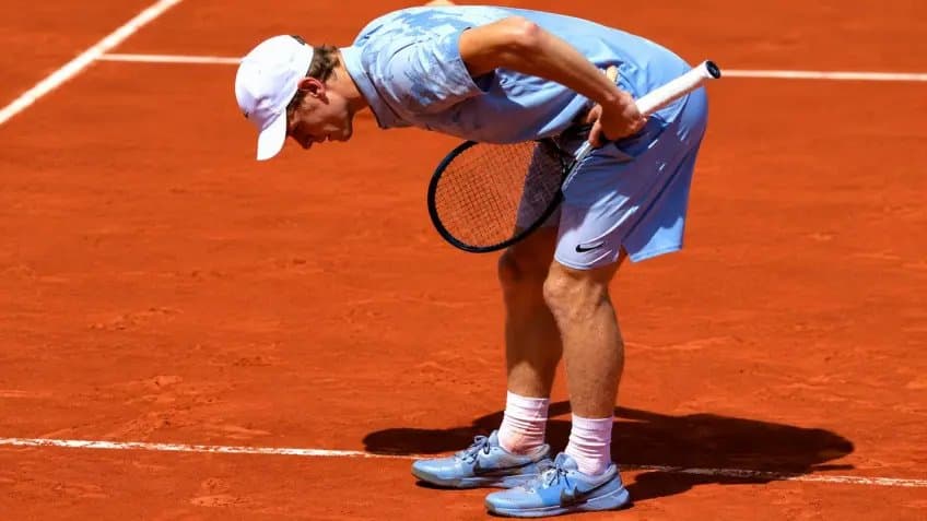 Jannik Sinner chute à Roland-Garros : Agassi s’interroge