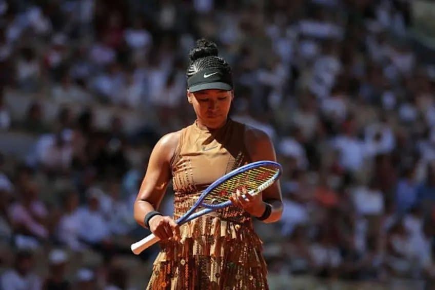 Naomi Osaka brille à Roland-Garros avec sa robe dorée