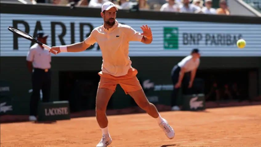 Novak Djokovic bat Valentin Royer et file en 3e tour à Roland-Garros